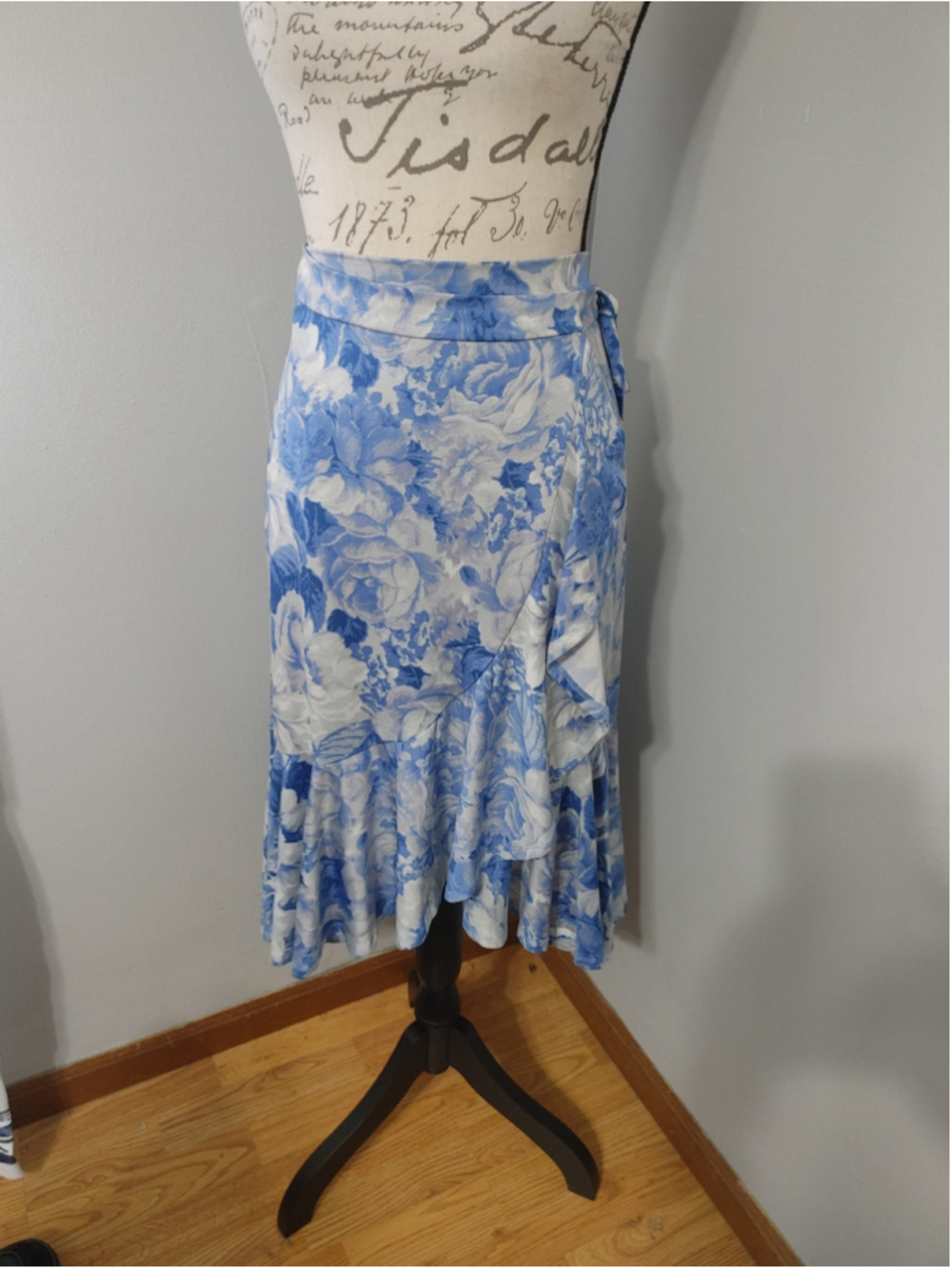 Women's LuLaRoe Bella Wrap Ruffle Floral Midi Skirt Size XS Blue and White